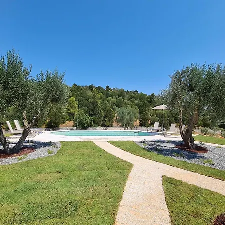 בית נופש Tower House In Puglia With Pool *